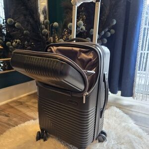 Legacy Lite From London 22"expandable Carry onUpright Spinner New
